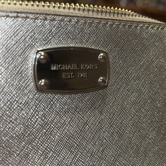 PRISTINE Michael Kors NEW! PERFECT size for daily use! Silver crossbody! - Picture 5 of 5